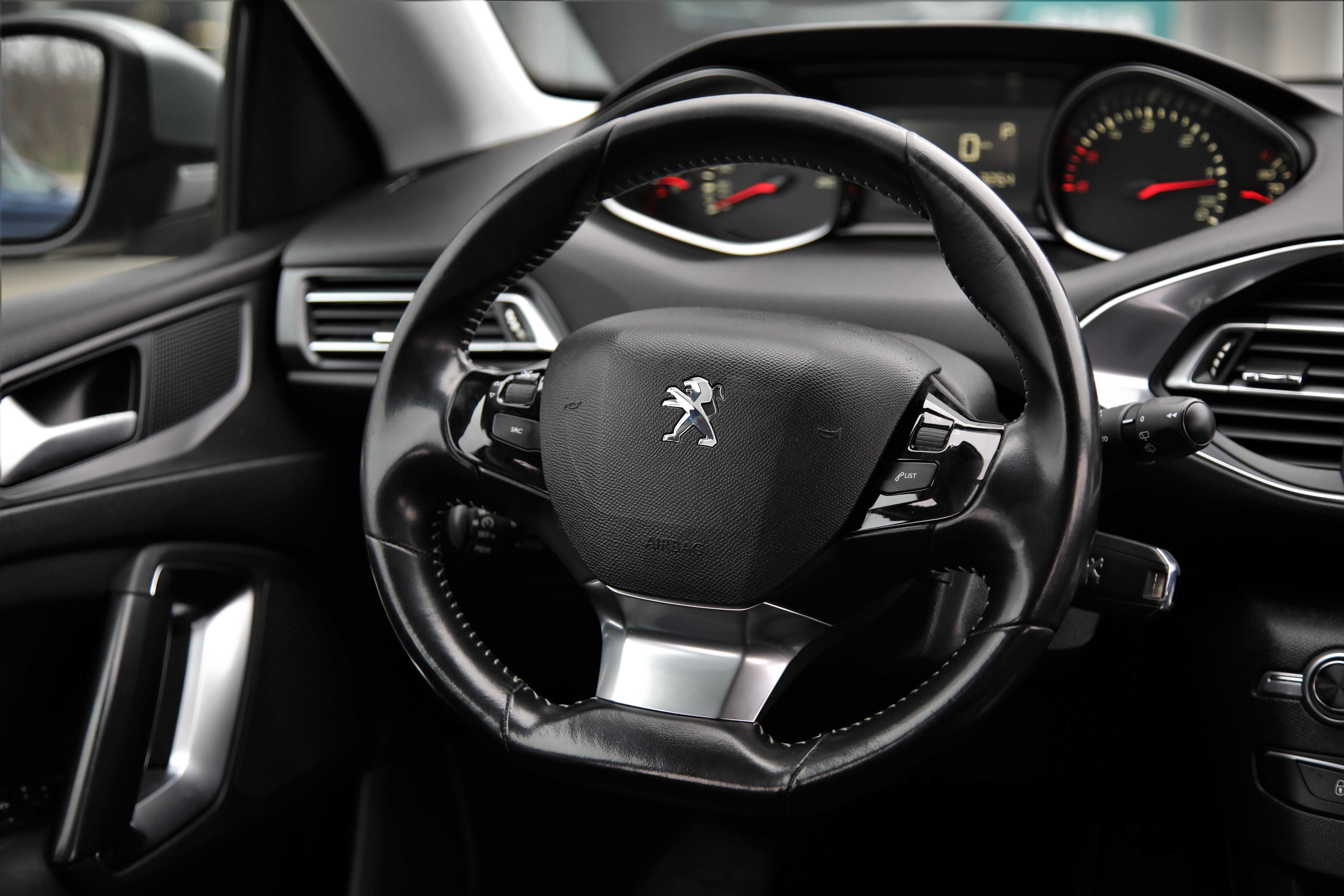 Peugeot 308 2015 року
