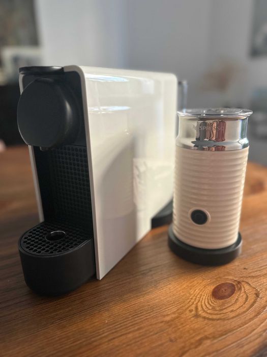 Máquina de Café Essenza Branco + Batedor de Leite Nespresso Aeroccino