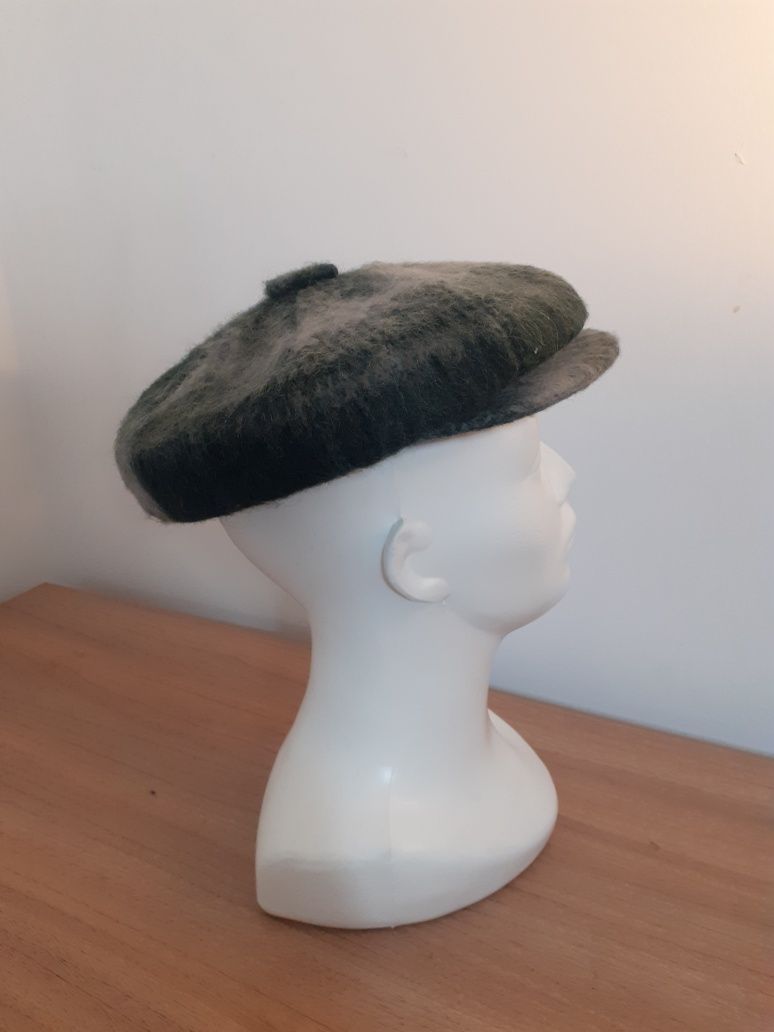 Beret z daszkiem i guzikiem zielony rozm 54