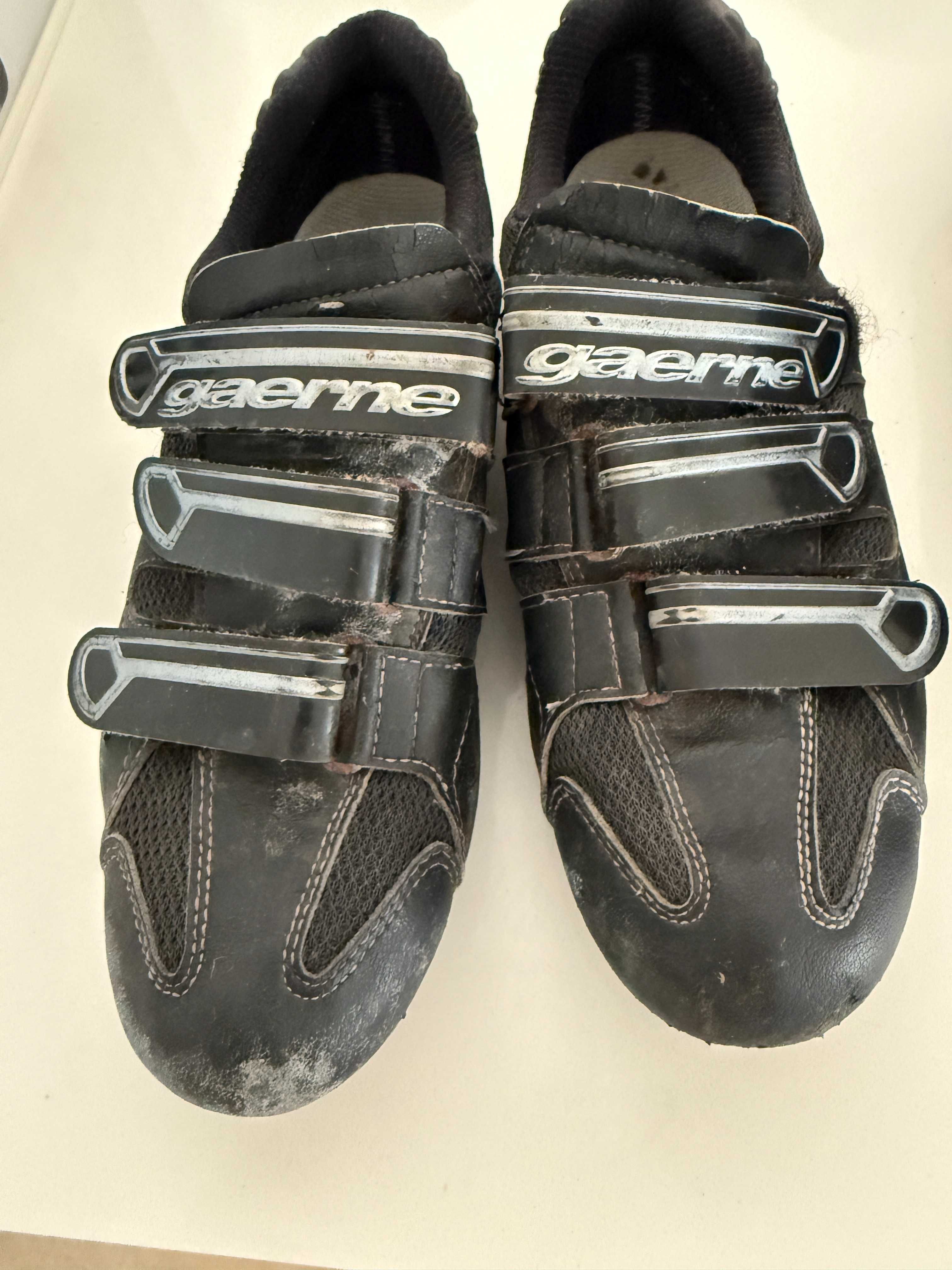 Capacetes e sapatos 43 de ciclismo usados