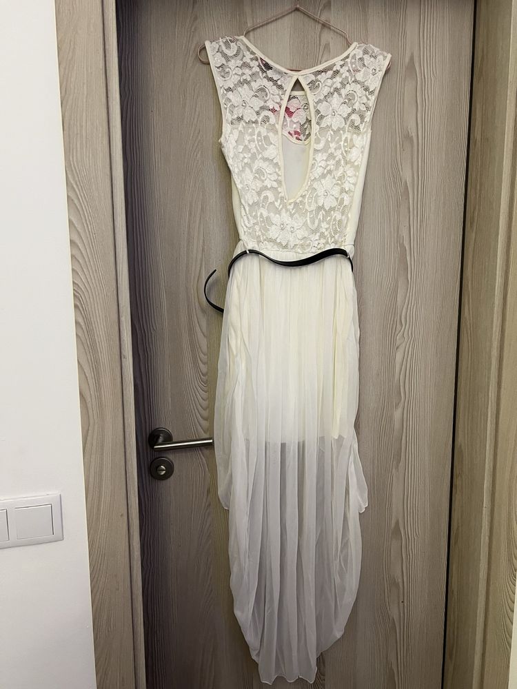 Vestido Boohoo branco com renda e cinto