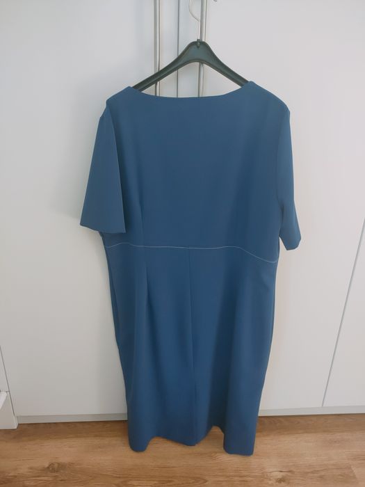 Piękna elegancka chabrowa sukienka
