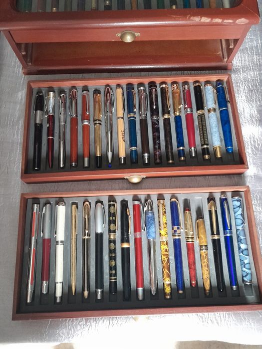 Caixa com 50 canetas