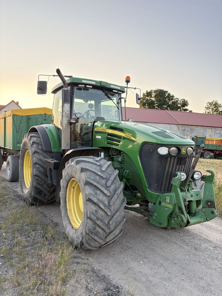 John Deere 7920.