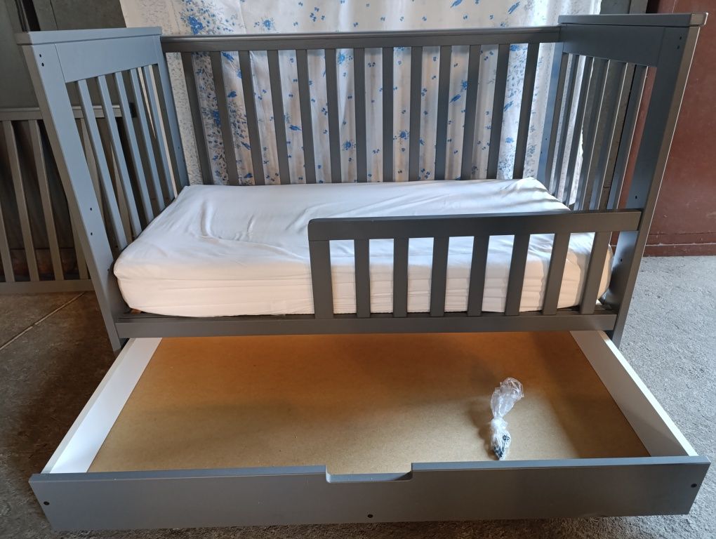 Klupś Łóżeczko IWO z materacem, szufladą i barierką ochronną grafit