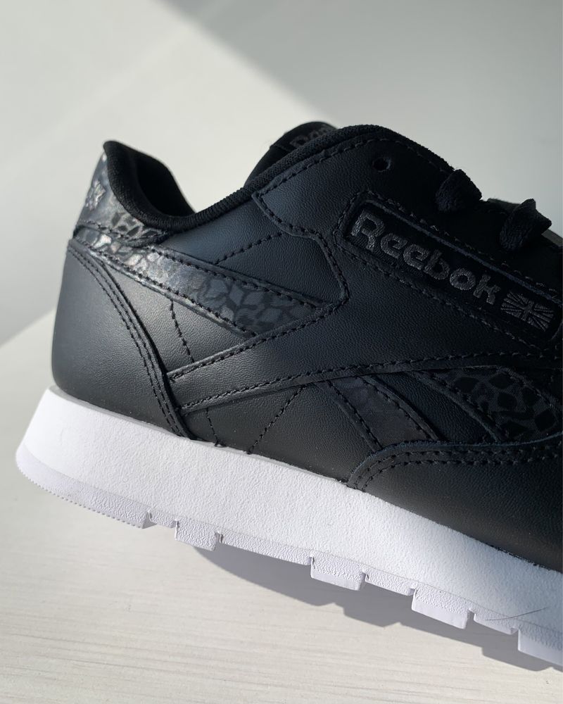 ЗНИЖКА! Нові! Кросівки Reebok Classic (37,5 p)