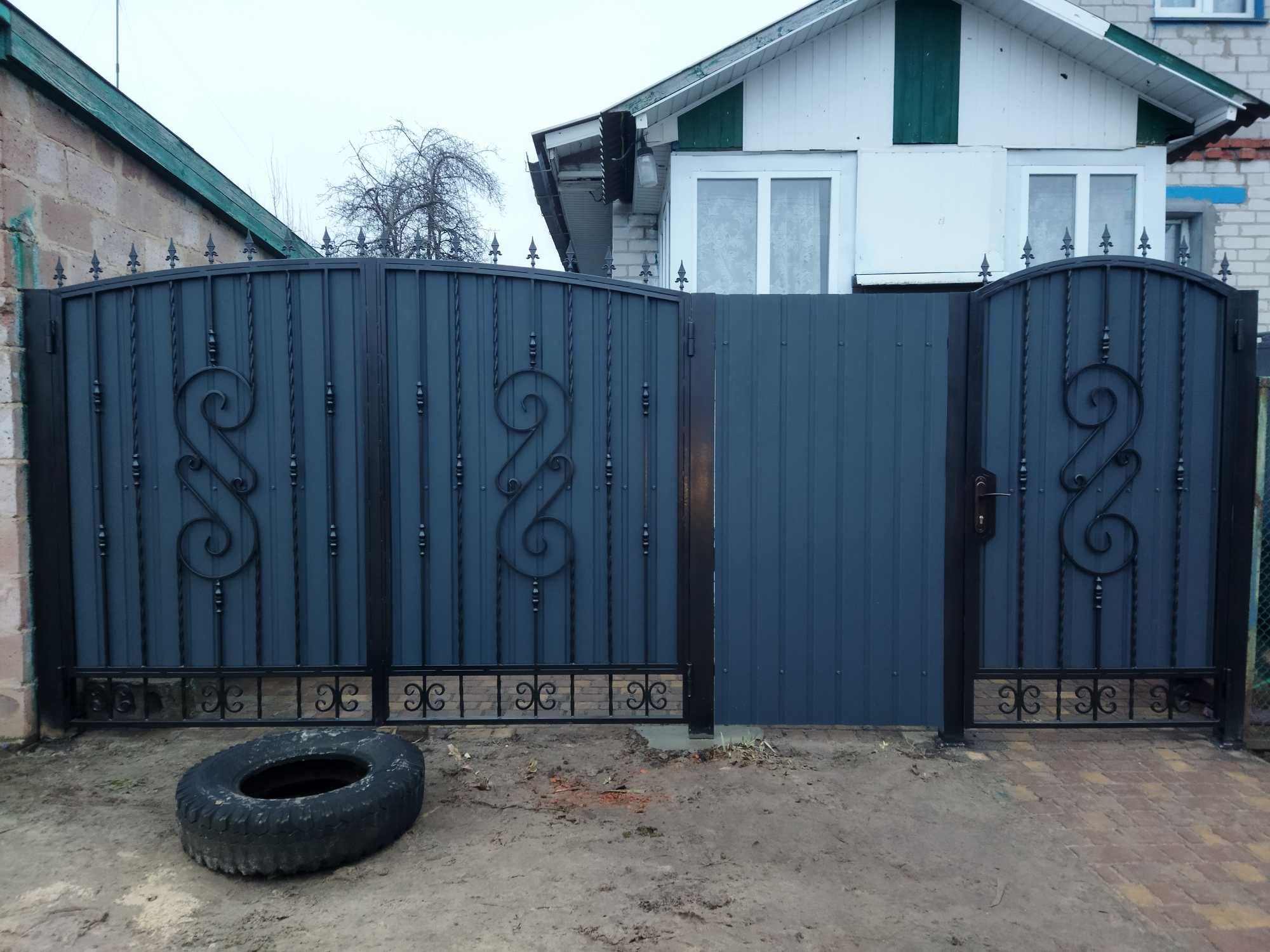 Ворота с калиткой из профнастила.