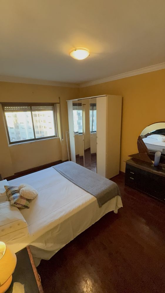 QUARTO com casa de banho privativa em Massamá