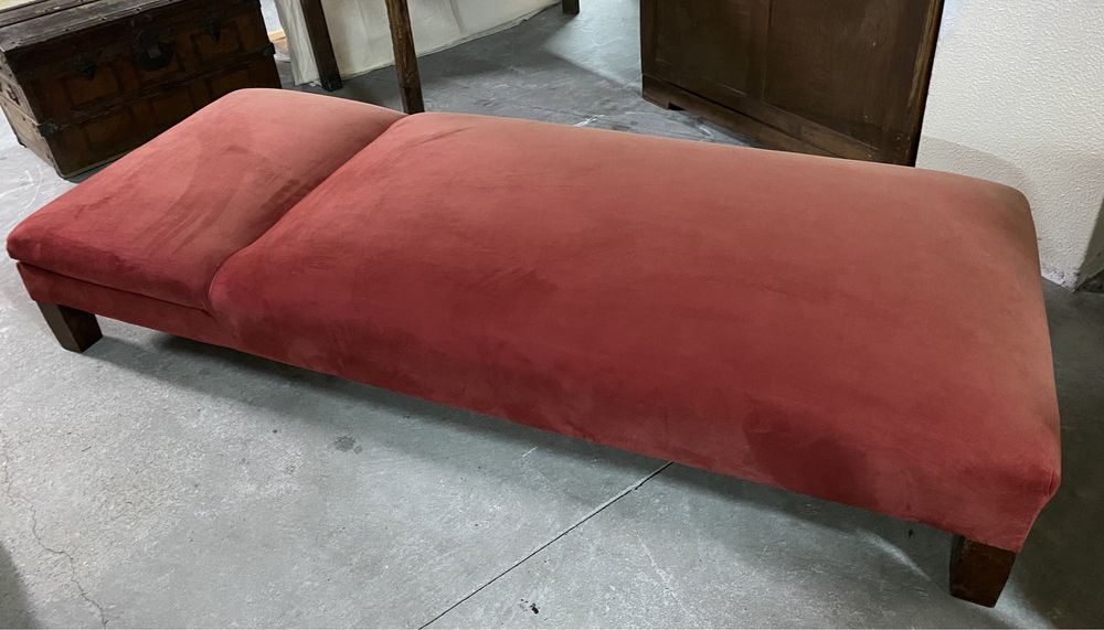 Chaise-longue em bom estado com costas ajustáveis