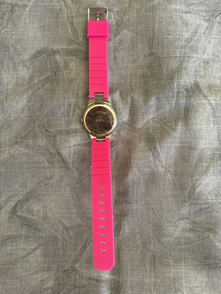 Relogio fucsia muito lindo