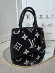 Torebka czarna Louis Vuitton  białale logo na pasku