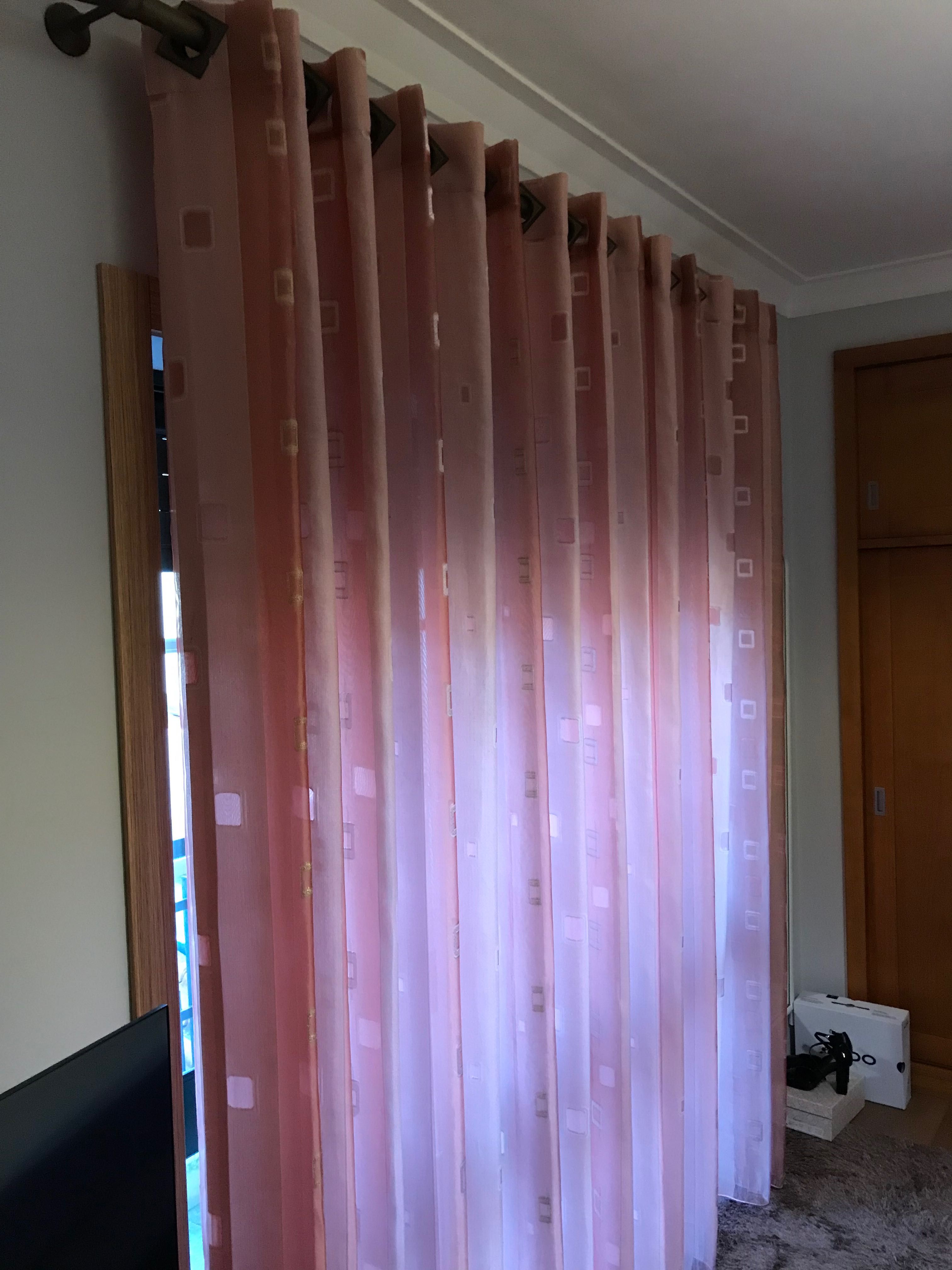 Cortinado cor rosa com barão
