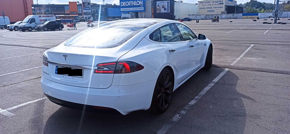 Продам хороший , надійний автомобіль Tesla Model S