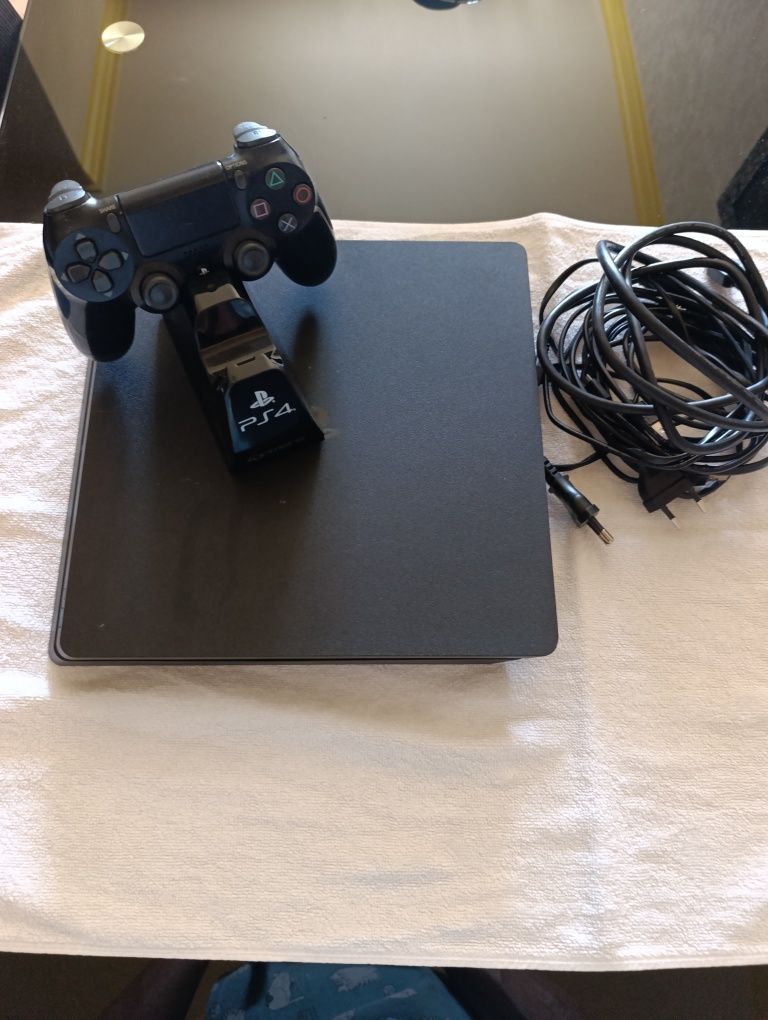 PS4 1 TB slim semi nova com todos os cabos e base