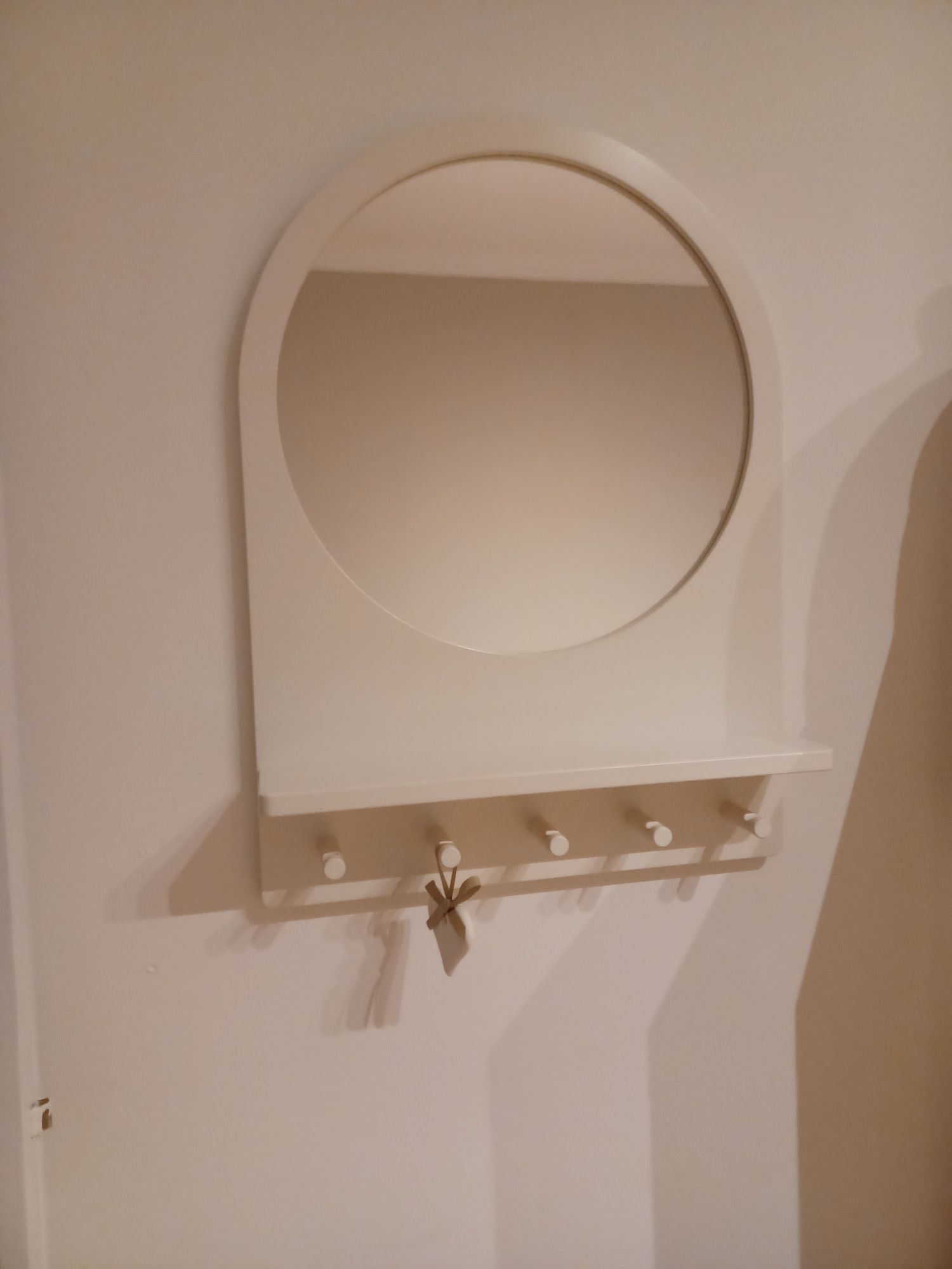 Espelho redondo em branco com 5 ganchos