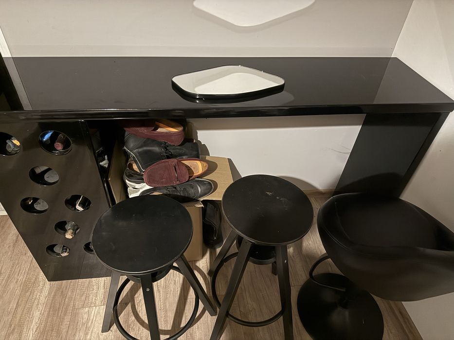 Stolik barowy hokery