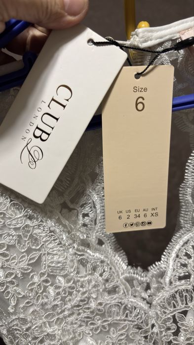 Жіноча біла сукня