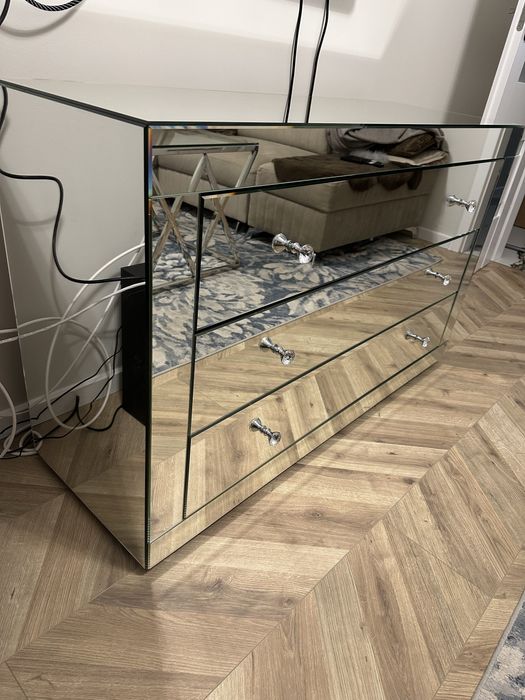 Komoda lustrzana z krysztalowymi uchwytami