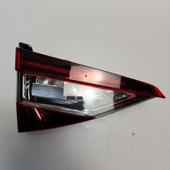 Skoda Super b фара задня ліва в кришку багажника