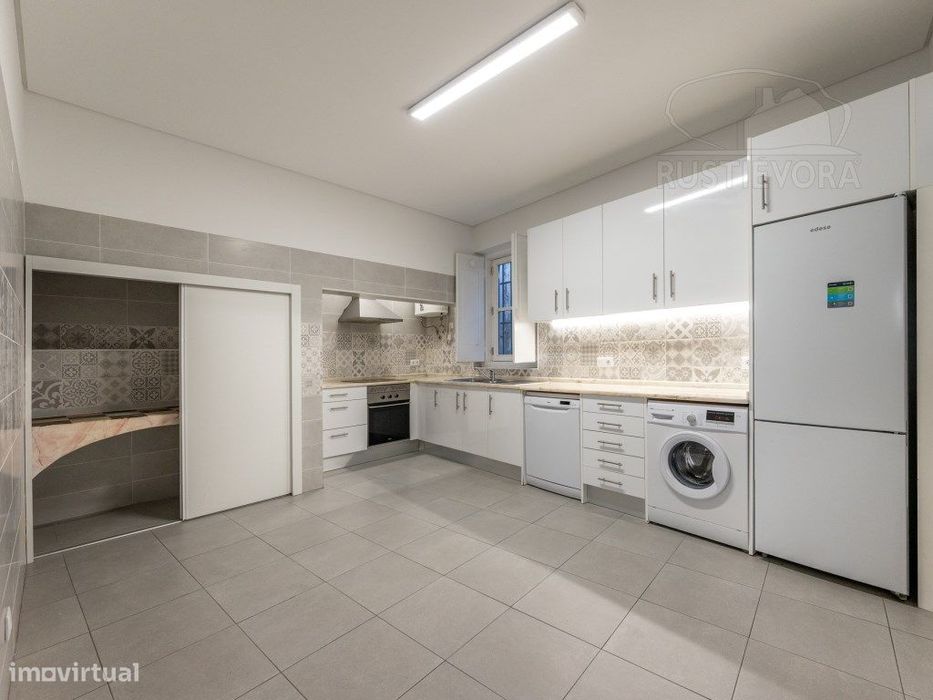 Apartamento de 1º andar, composto por 4 assoalhadas