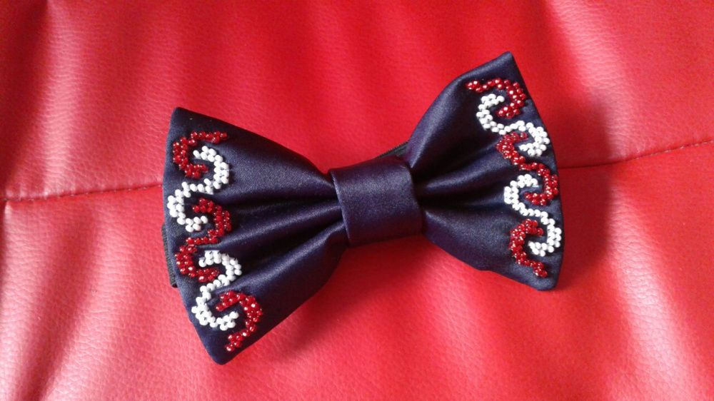 Метелик з вишивкою для школяра