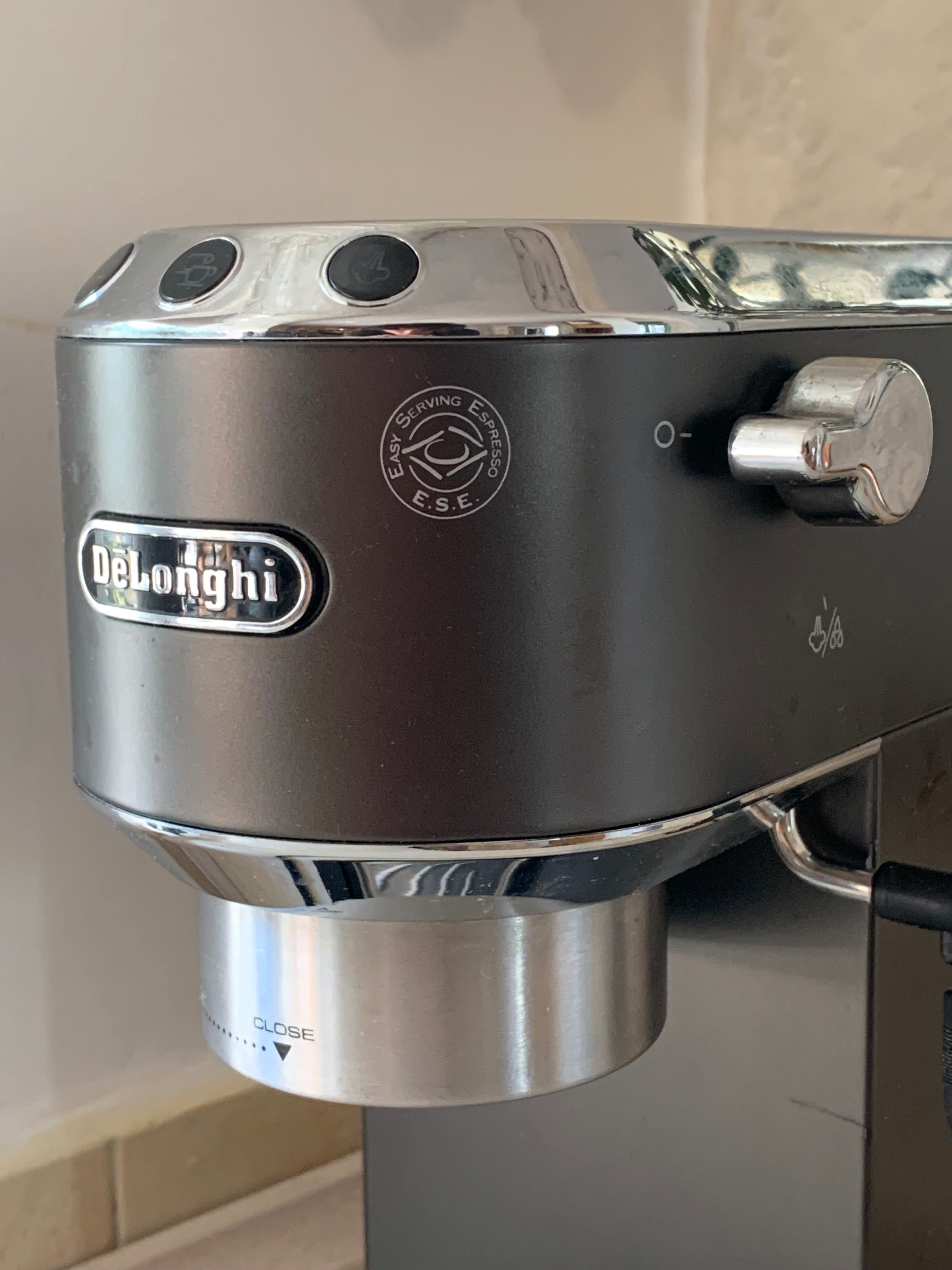 Ekspres do kawy DeLonghi Dedica EC685.BK