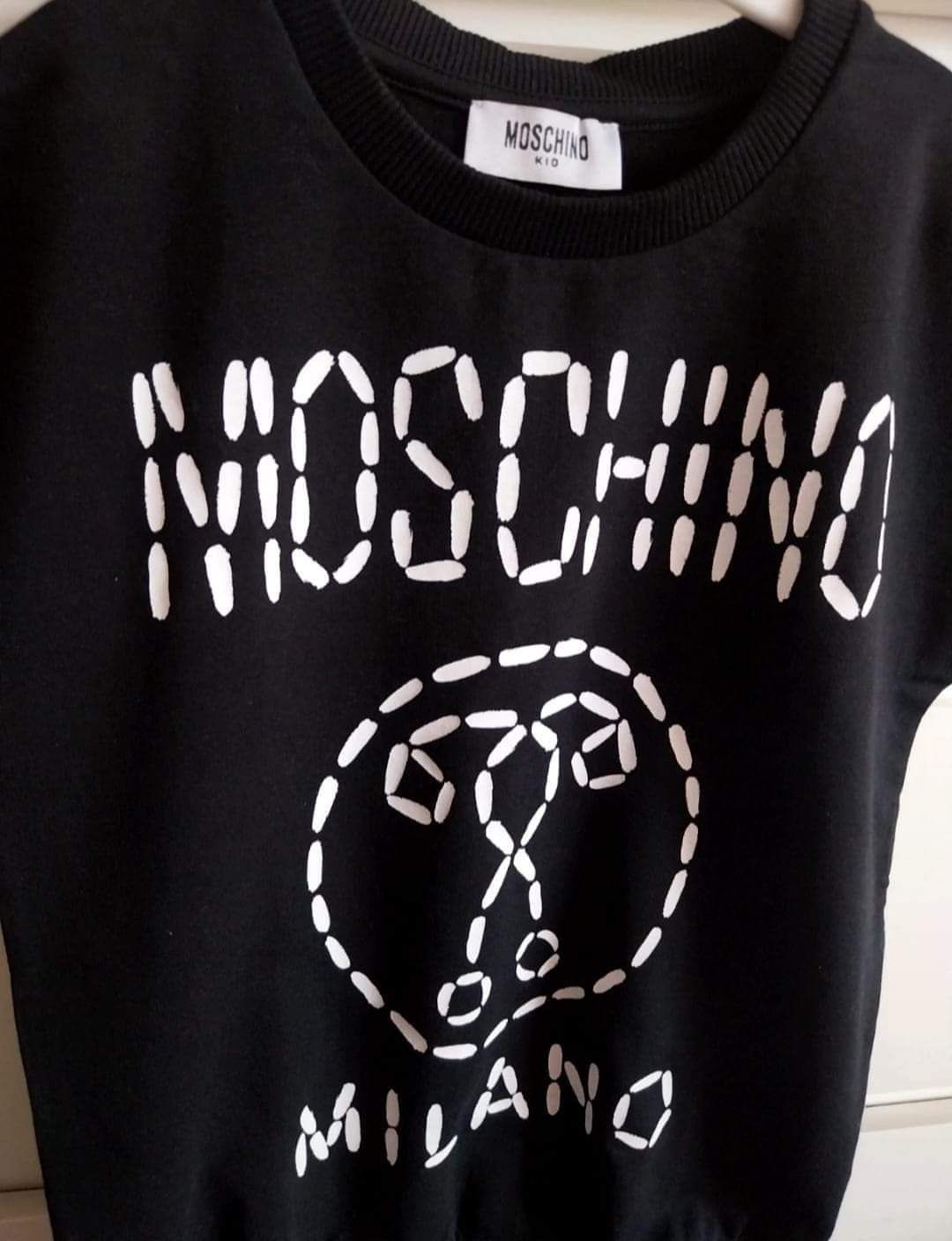T-shirt preta Moschino, manga curta, Tamanho 8 anos, muito bom estado