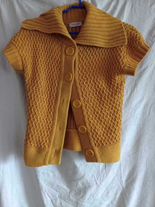 żółty sweter z krótkim rękawem