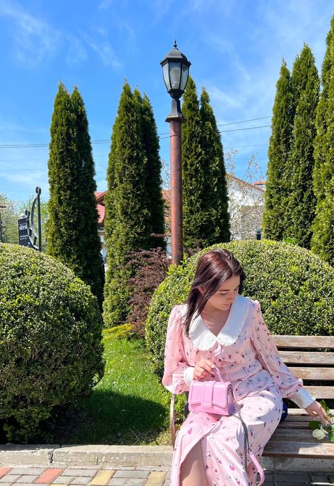 Легка сукня з коміром