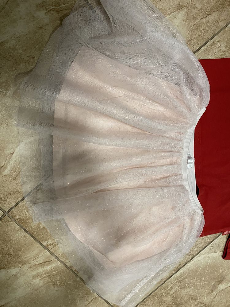 Zestaw bluzka z Hello Kitty i spodniczka tiulowa r.104
