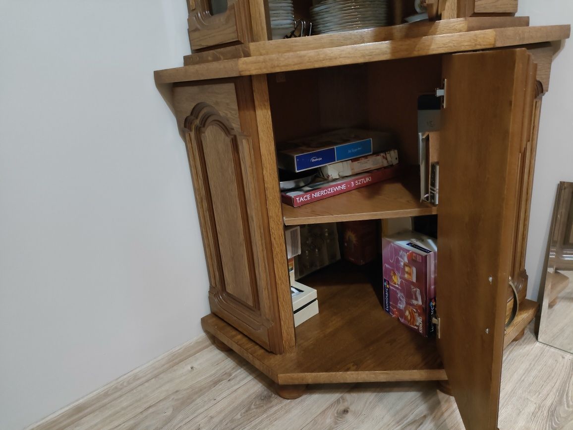 Narożna  pojemna witryna