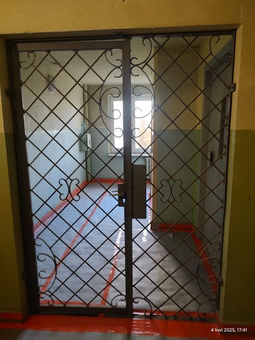 Kraty z ramą i drzwi