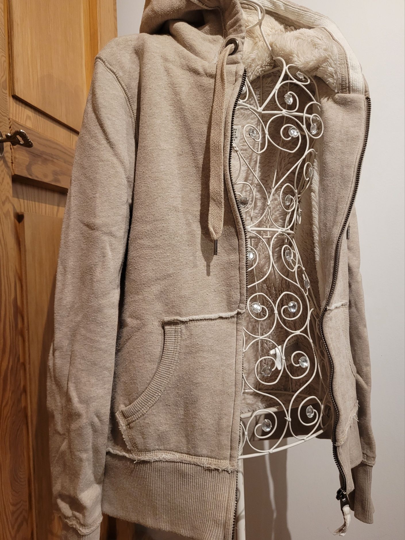 Beżowa, rozsuwana bluza z kapturem (H&M, M).