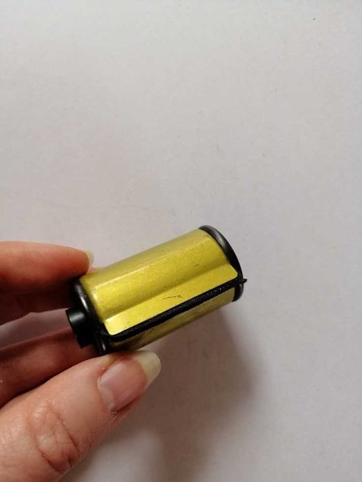 Kaseta na błonę negatywową do aparatu fotograficznego ze szpulą. FOTON