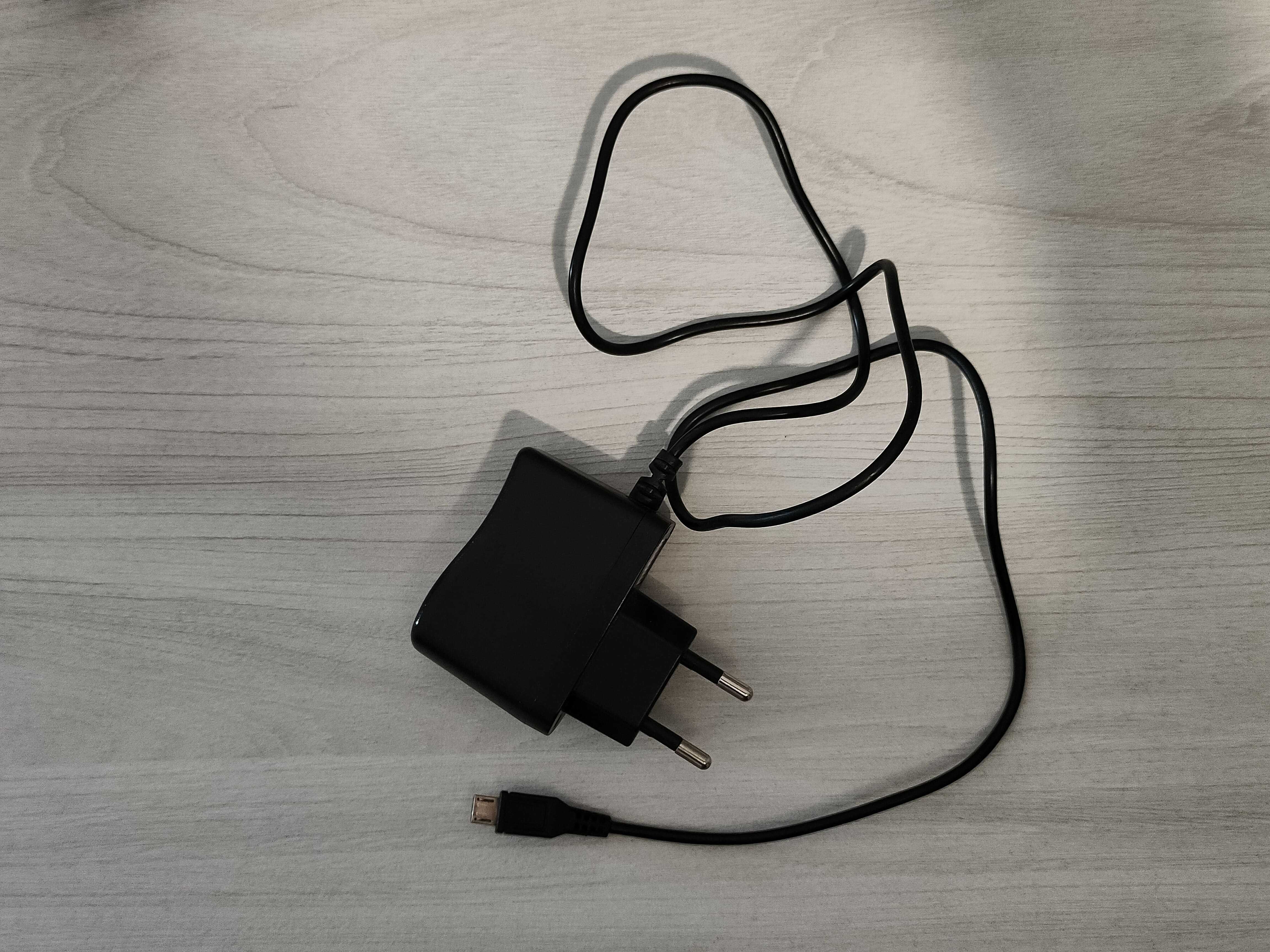 Сетевое зарядное устройство XOA-L1A5-011C5211-R с Micro-USB