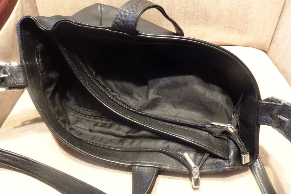 Czarna torebka z dwoma długimi uszami