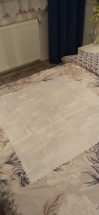 Obrusy białe plamoodporne jednakowe przeszło 20 metrów prawie nowe