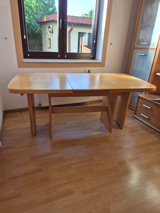 Stół drewniany z krzesłami