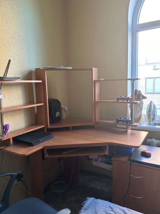 Продам компʼютерний кутовий стіл.