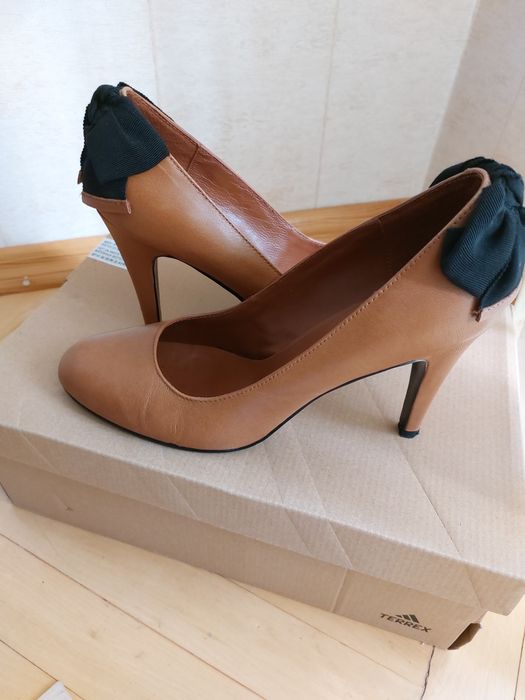 Туфлі (лодочки) на підборах з акцентним доповненням