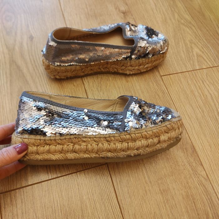 Espadryle na słomie w cekiny firmy Macarena