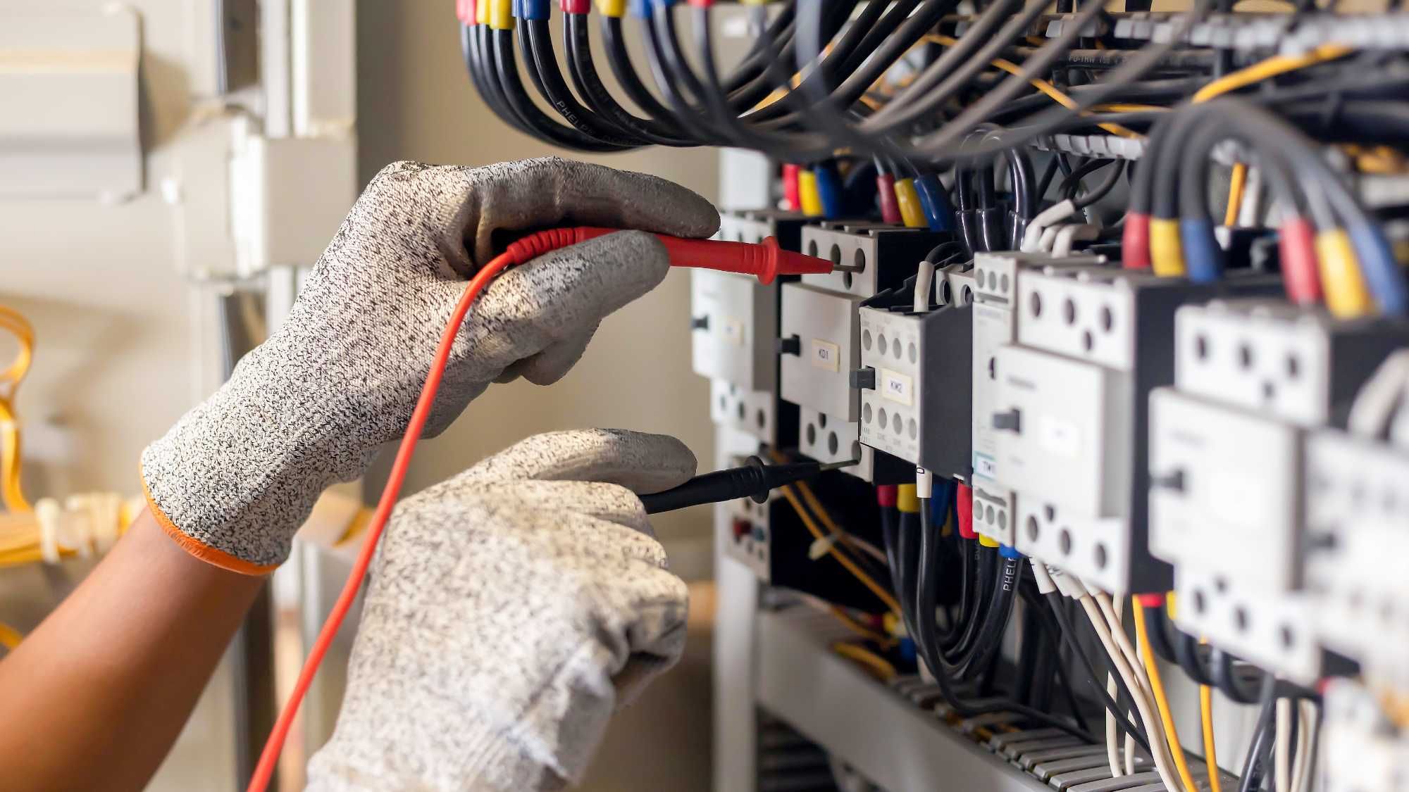 Elektryk - obowiązkowe przeglądy i pomiary instalacji elektrycznych