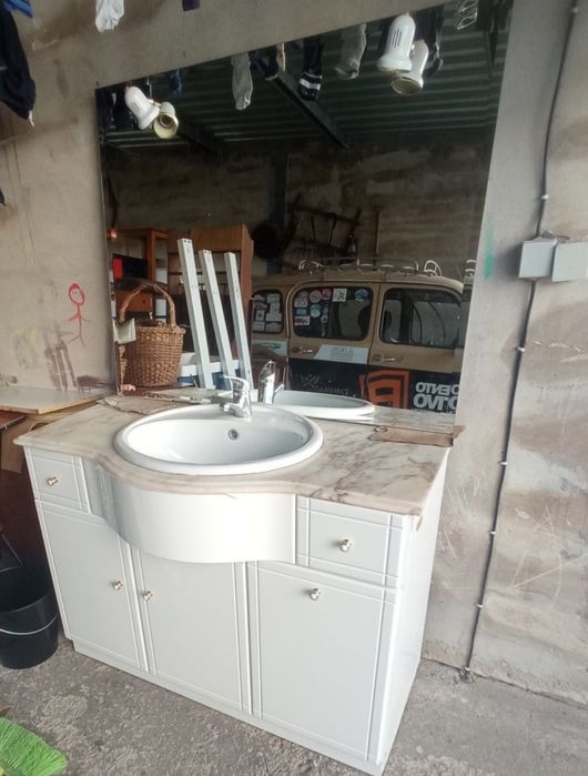 Vários móveis de casa de banho  usados