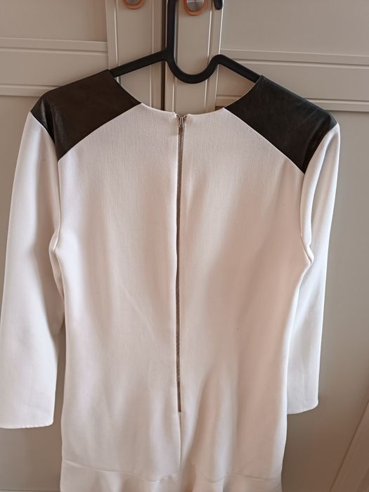 Elegancka biała sukienka damska Sandro ze skórzanymi elementami