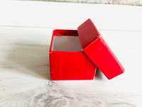 Czerwone pudełko prezent przechowywanie