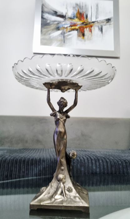 Posrebrzana i sygnowana patera z postacią kobiety i 2 dzieci, secesja