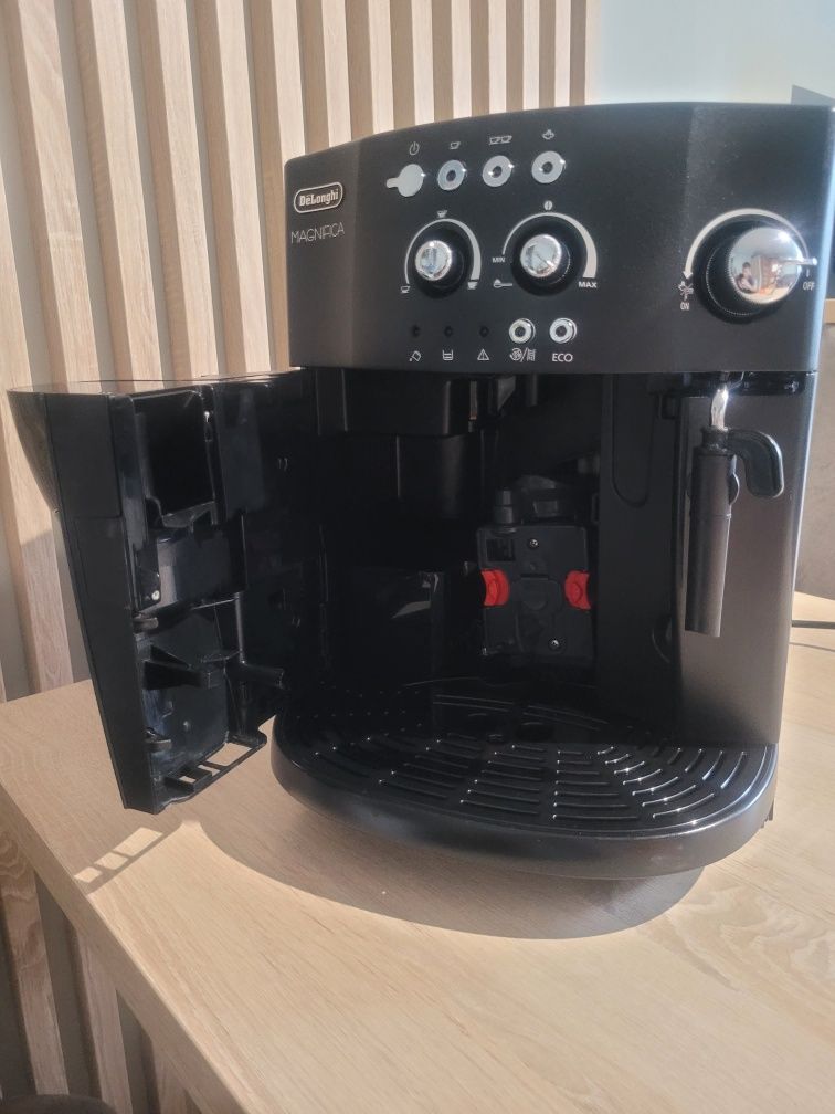 Pancerny Ekspres ciśnieniowy Delonghi ESAM 4200