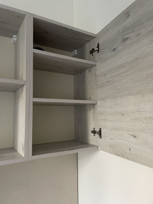 Zestaw biurko + szafki wiszące + panele tapicerowane