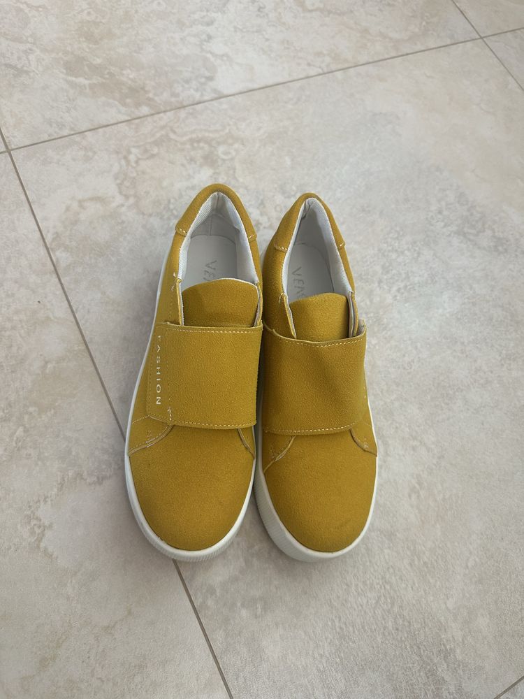 Продам жіноче взуття
