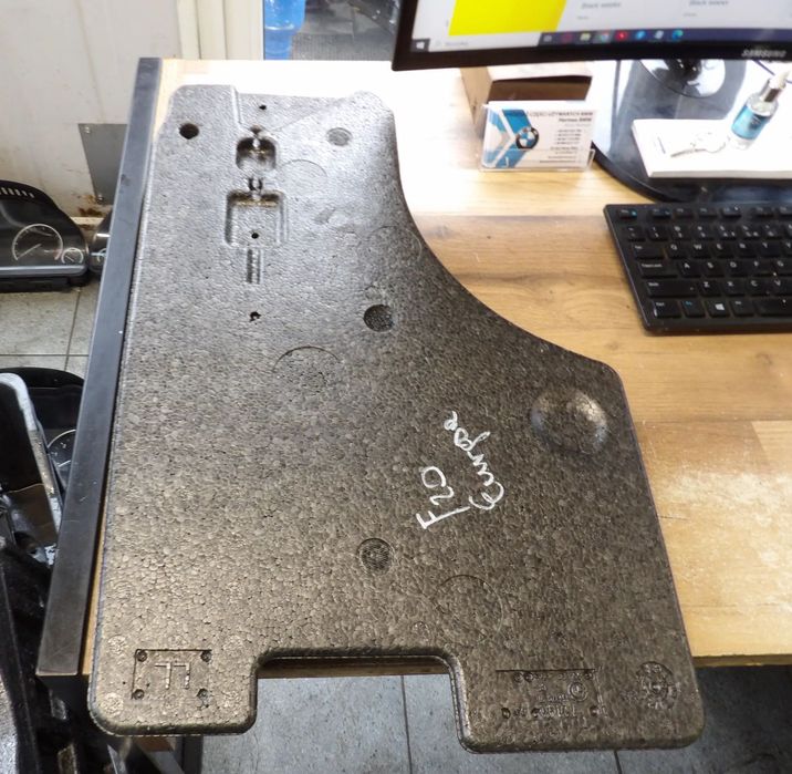 BMW - F20 - STYROPIAN , PIANKA - WYGŁUSZENIE PODŁOGI - PRAWY PRZÓD - 7221932